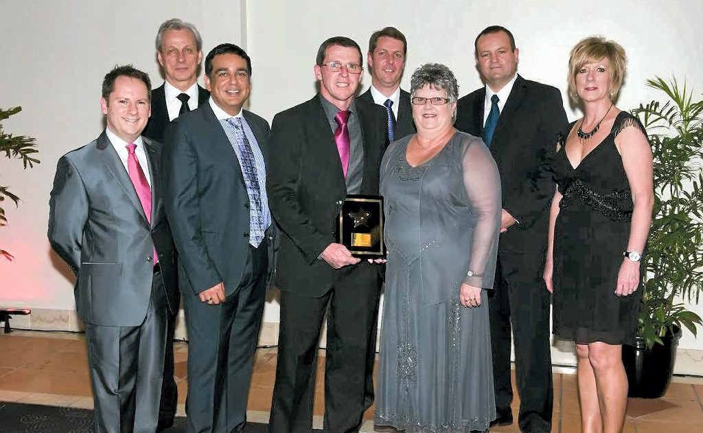 Comfort Inn owners Peter and Colleen Andrews (centre, with award) were stoked to be the recipients of a major Choice Hotel Group award recently, in recognition of their commitment to ensure the comfort of their guests.